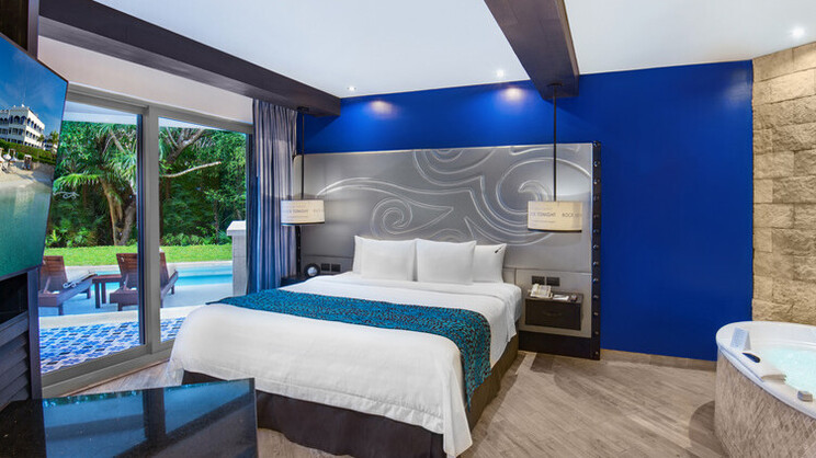 Deluxe Swim-Up (Heaven Adults Only)